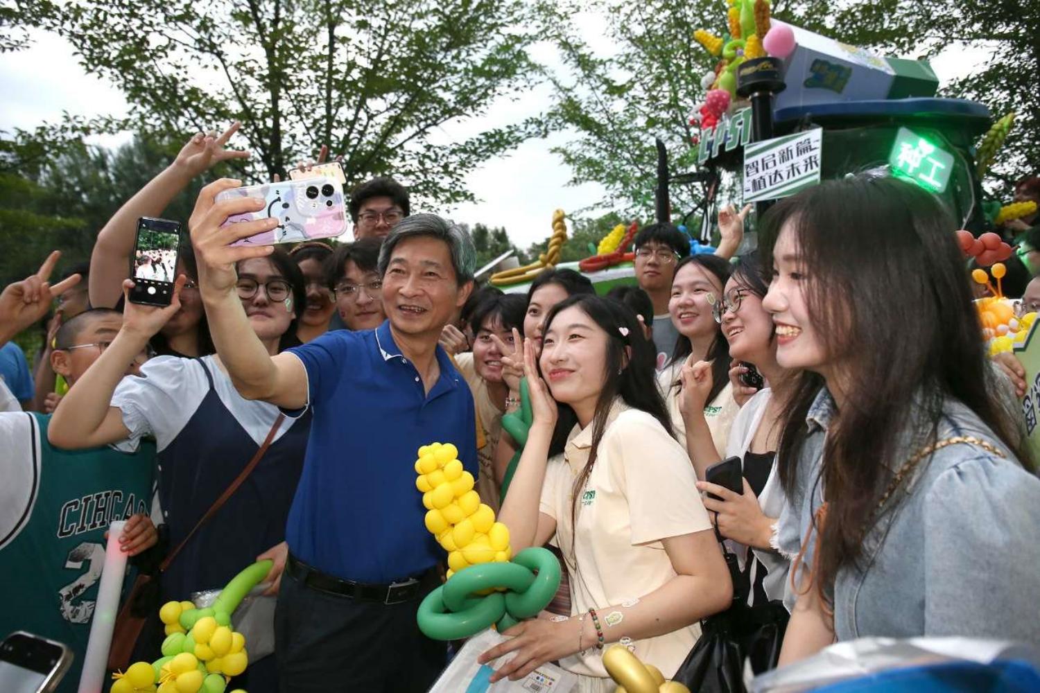 威尼斯电子游戏党委书记高翅和同学们合影。侯国涛 摄