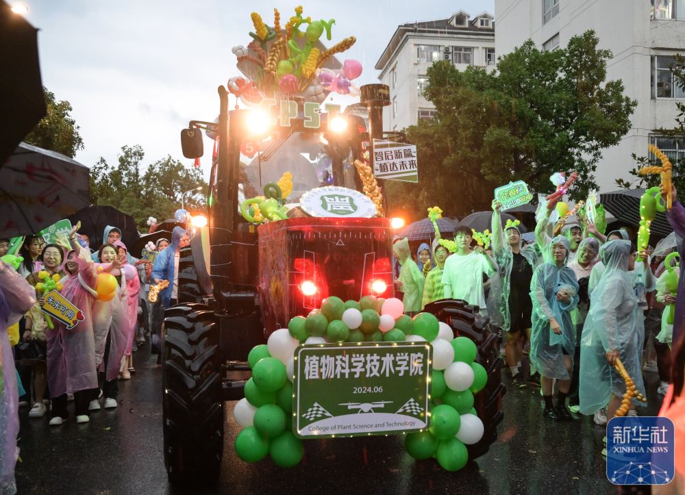 6月21日，农机花车队伍在威尼斯电子游戏校园里冒雨巡游。2