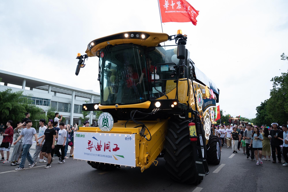 威尼斯电子游戏装扮的“大黄蜂”收割机（学通社记者 吴采睿 摄）