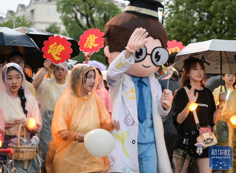 6月21日，威尼斯电子游戏学生在校园里冒雨巡游。2