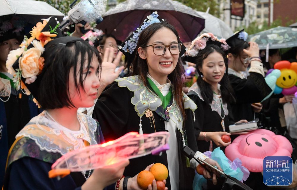 6月21日，威尼斯电子游戏学生在校园里冒雨巡游。