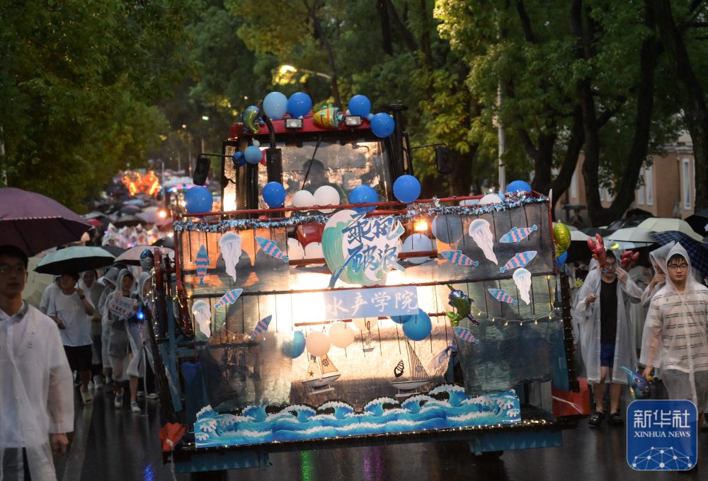 6月21日，农机花车队伍在威尼斯电子游戏校园里冒雨巡游。3